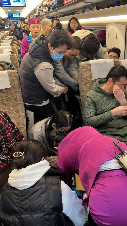 高铁上崩溃的乘客