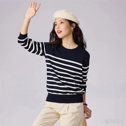 女子手持旧毛衣犹豫断舍离