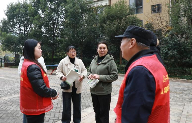 居民拍摄社区工作人员上门沟通保护规划整改现场