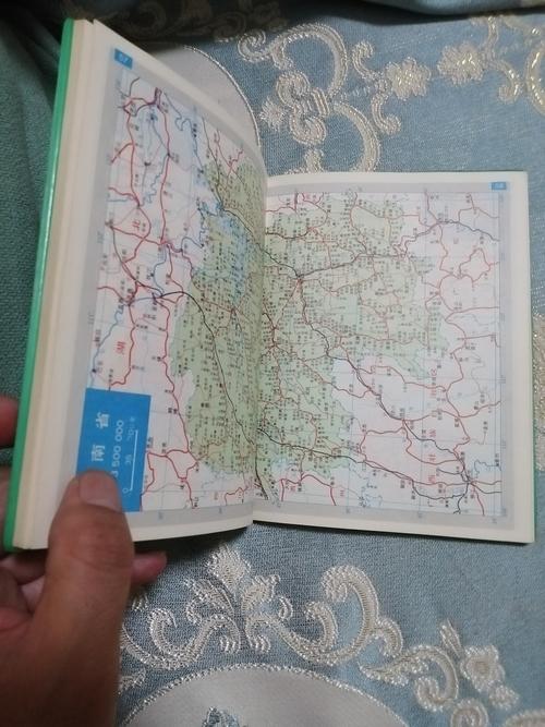 旧书摊上堆叠的各地老版本交通地图册