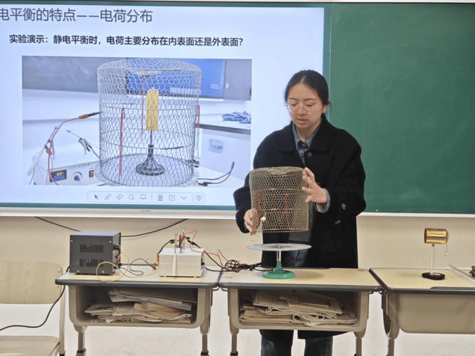 高中物理课上老师拿旧自行车轮给学生演示摩擦力的课堂场景
