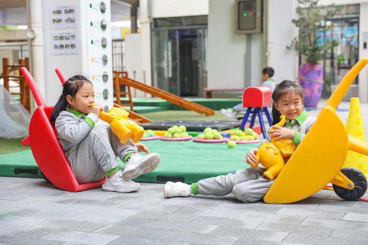 工业园区职工幼儿园孩子户外玩耍场景