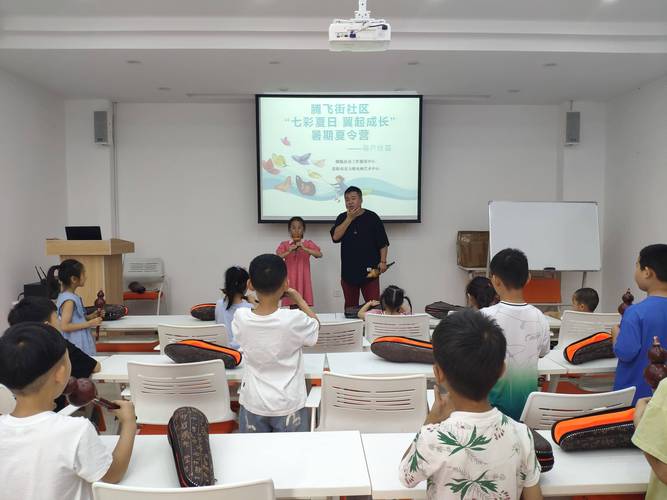 家长在夏令营咨询会上翻阅资料皱眉思考