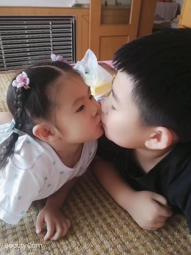 哥哥抱着新生儿妹妹小心翼翼亲吻她额头