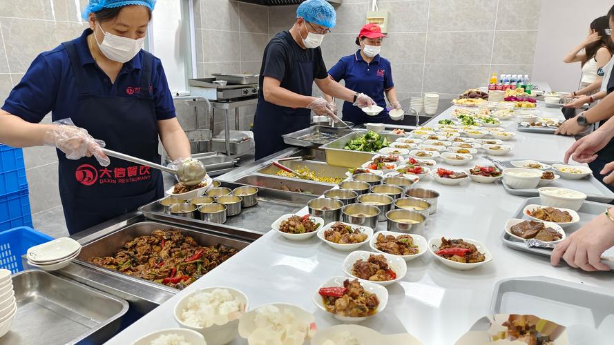 制造企业厂区食堂周末早餐会现场 穿工服的家长带孩子取餐