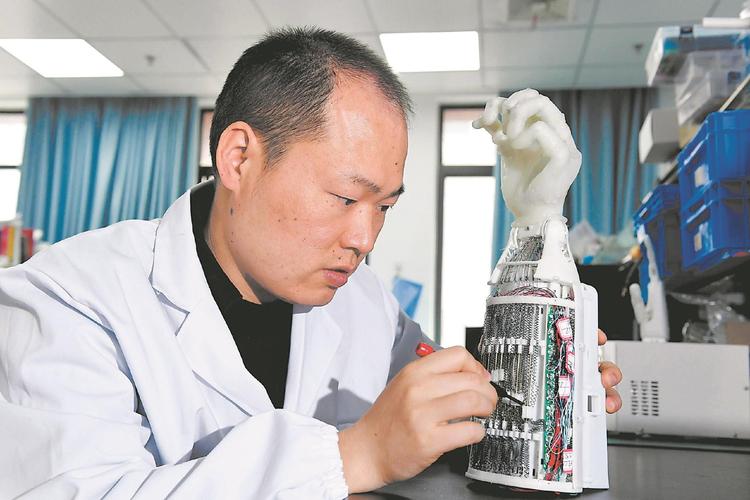 实验室科研样机用户手部操作特写