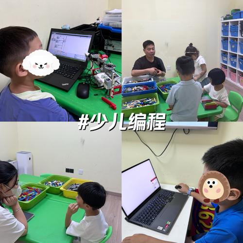 少儿编程教室学生搭积木代码场景