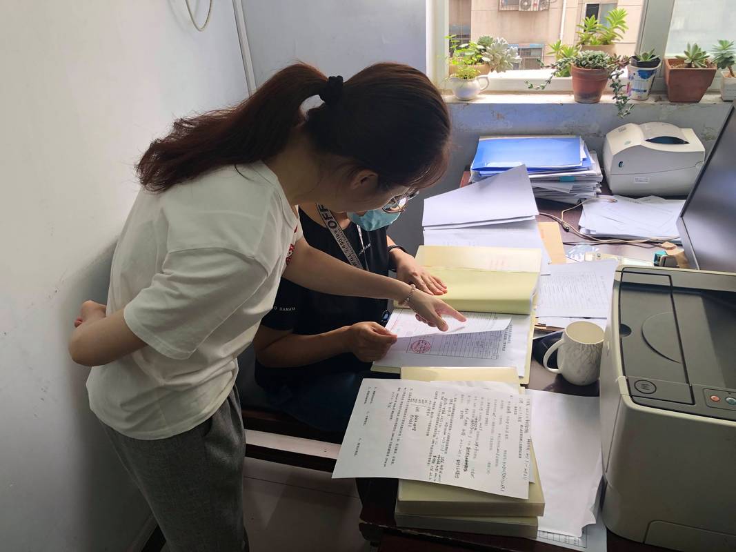 高校行政人员整理迎检材料办公场景