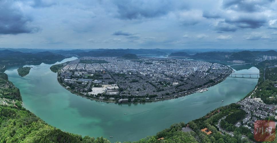 阆中古城锦屏山山顶俯瞰全景