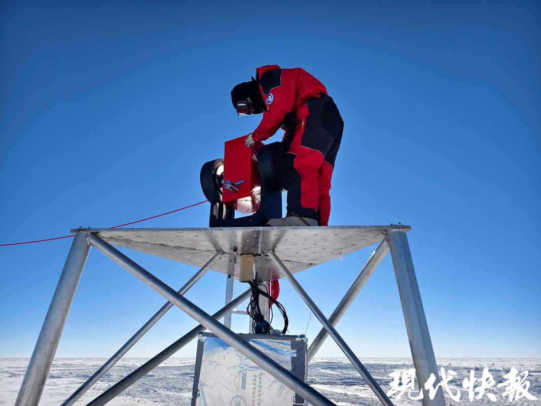 中国南极冰下自主机器人探测作业图