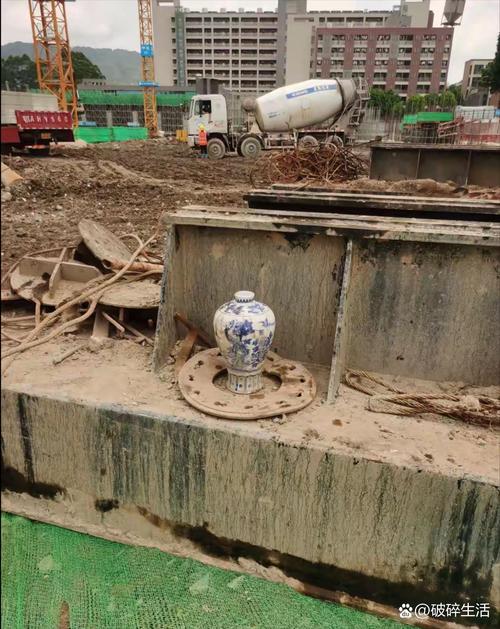 农村宅基地施工挖出地下青瓷罐现场