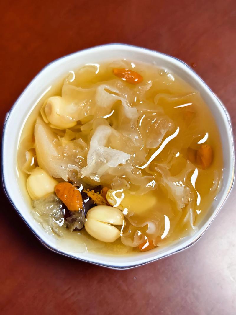 秋季润燥食物银耳百合莲子羹