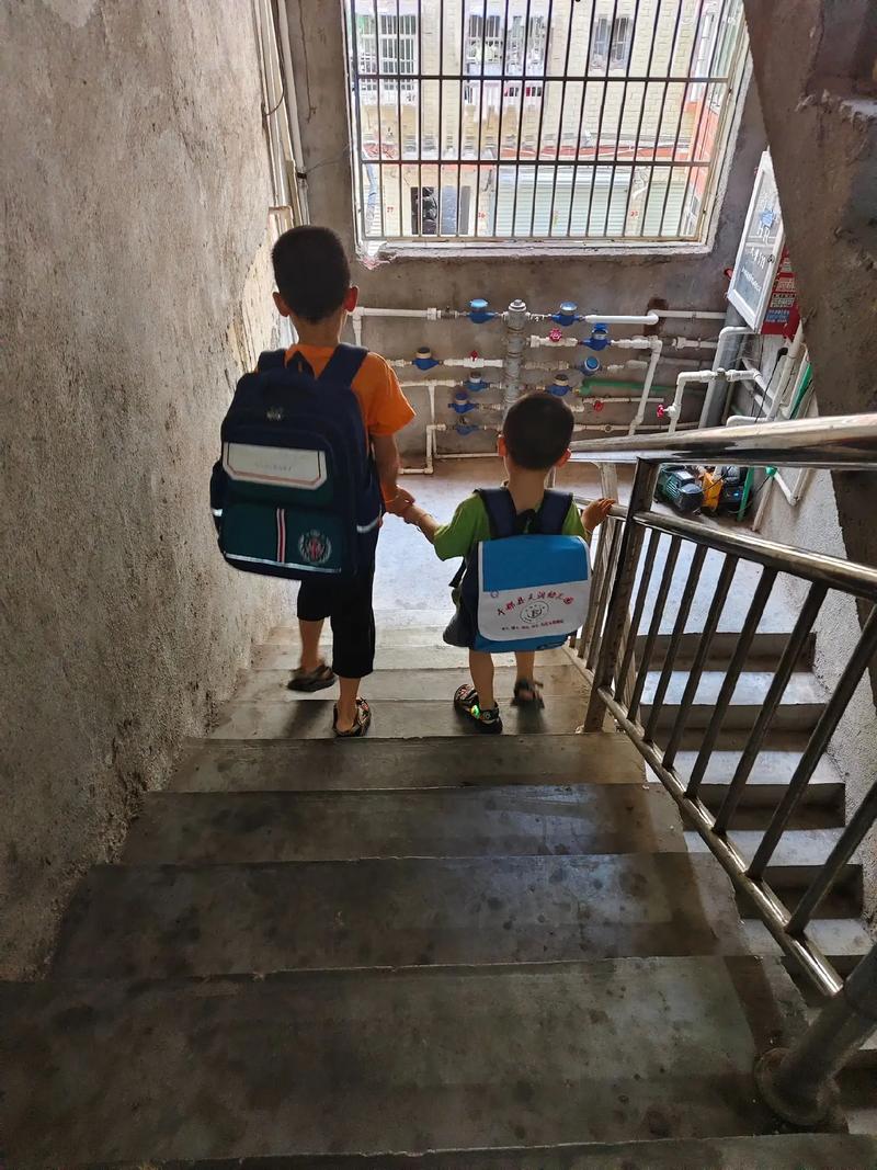 幼儿园门口孩子哭泣背影