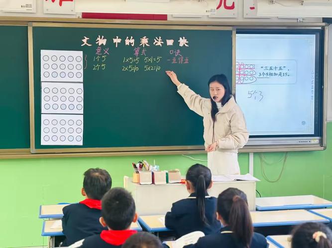 小朋友在黑板前解出一道数学题，老师带头鼓掌，孩子眼睛发亮