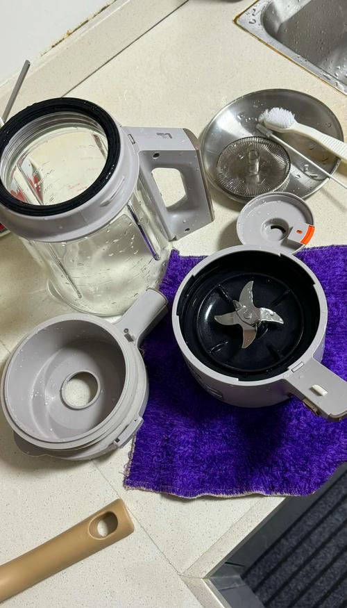 消费者拆解清洗破壁机刀头的实拍场景
