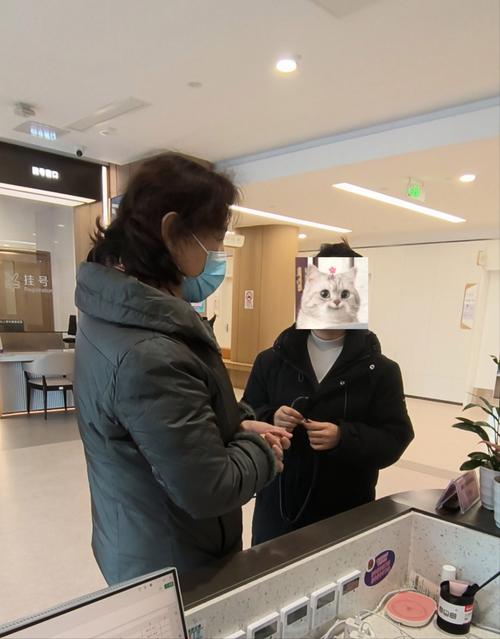 离婚后父母在小区单元门口接孩子探视的真实场景