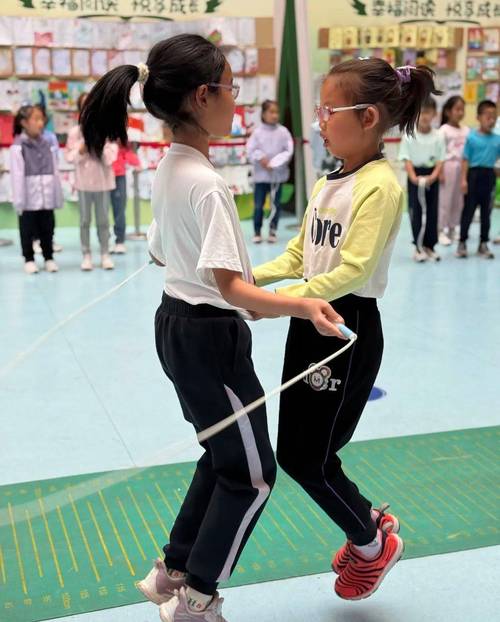 中小学体育课堂学生练习双摇跳绳现场