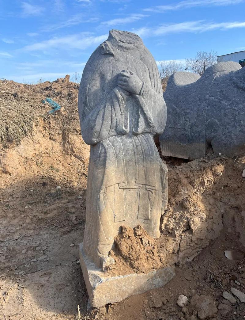 山西乡村出土宋代石造像残件现场