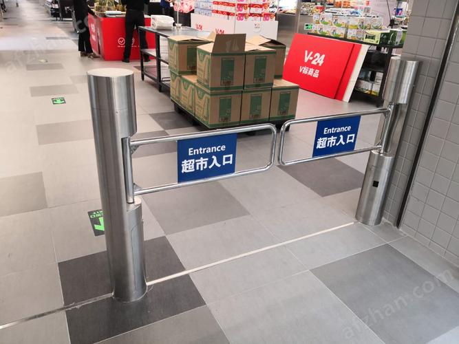 大型超市扫码购出口防损感应闸机实拍