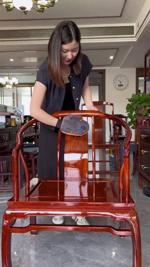 软布蘸核桃油擦拭实木家具过程