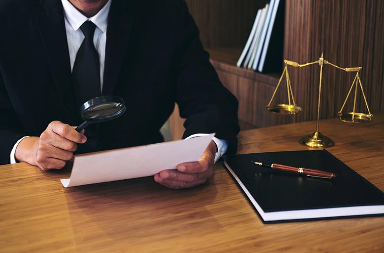 律师合同细节用放大镜查看