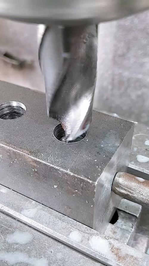 整体硬质合金钻头加工不锈钢时的切削特写