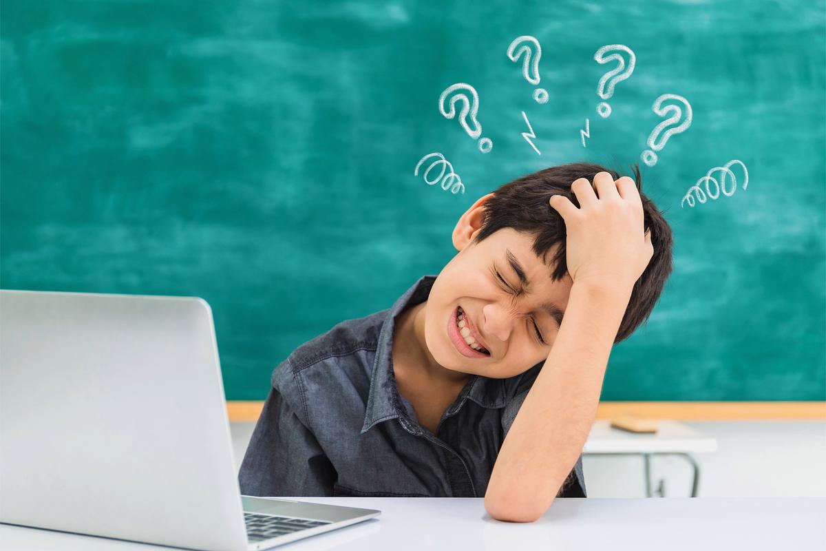 小学生面对编程课一脸困惑的表情