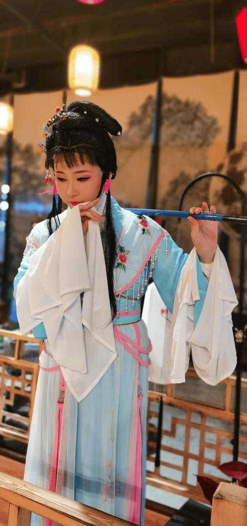 越剧《红楼梦》黛玉葬花舞台演出剧照