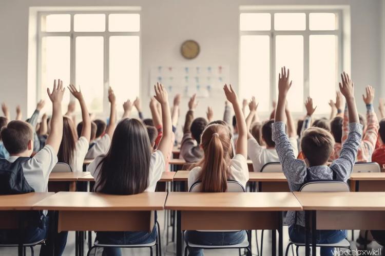 小学三年级语文课堂上学生举手发言的窗边场景