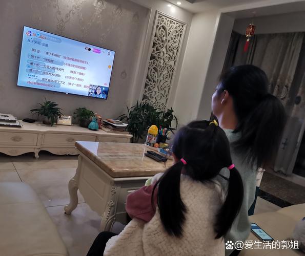 宝妈夜晚客厅看育儿纪录片场景