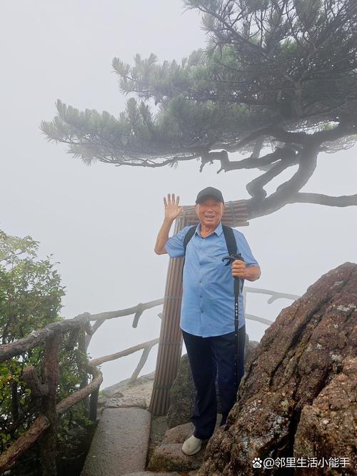 黄山始信峰凌晨石阶露水痕迹