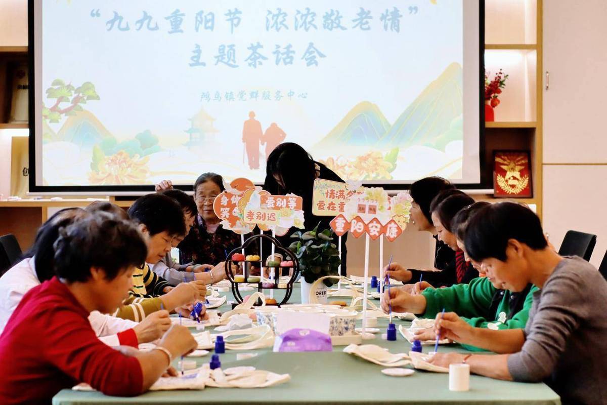 小区长椅祖辈带娃茶话会聊天场景
