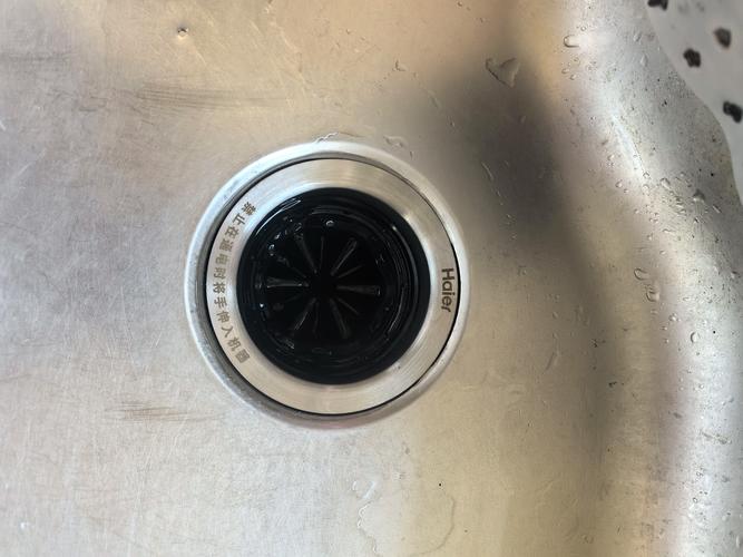 现代厨房水槽下安装黑色垃圾处理器实物场景