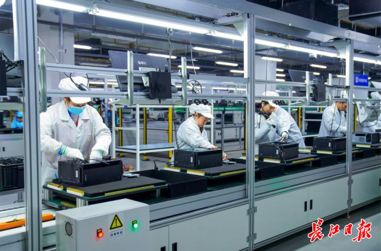 工厂车间内使用有线工业鼠标实拍