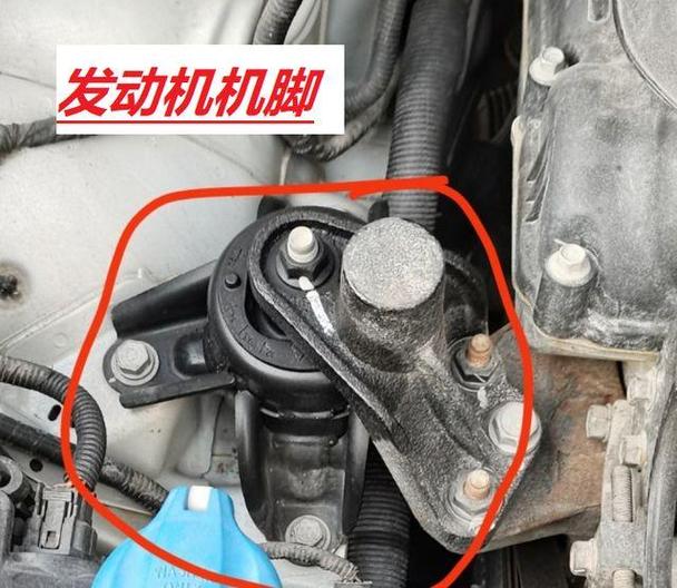 汽修师傅用撬棍检查发动机机脚胶老化程度