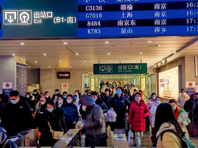 南京软件大道雨天地铁站出口人群实拍
