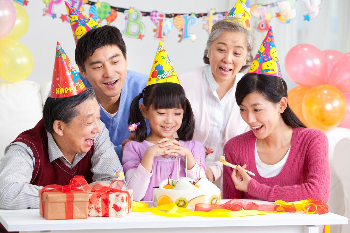 全家围坐庆祝儿童生日的温馨场景
