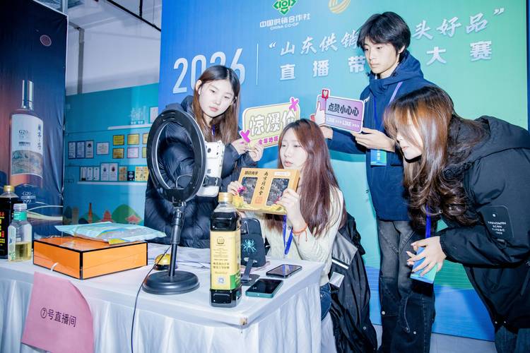 直播带货主播在源头工厂选品实拍