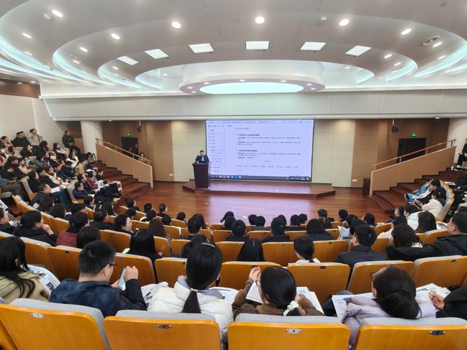 教师带领学生分析网络信息来源课堂场景