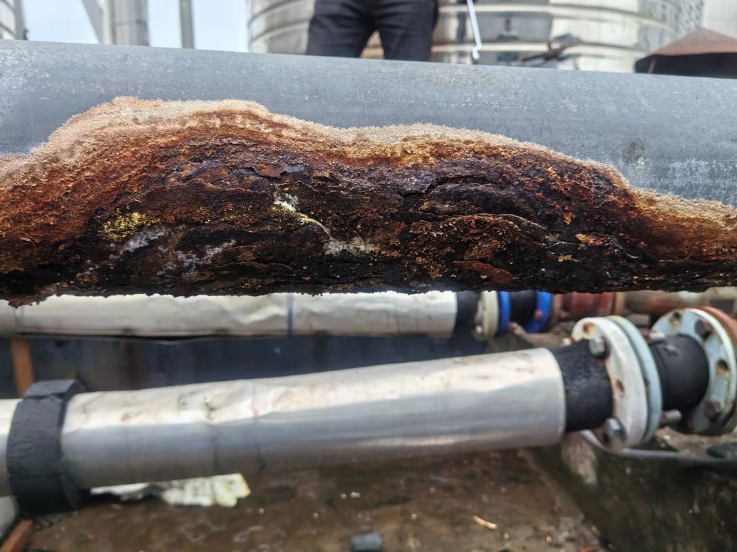 使用多年的镀锌水管内部锈蚀堵塞截面