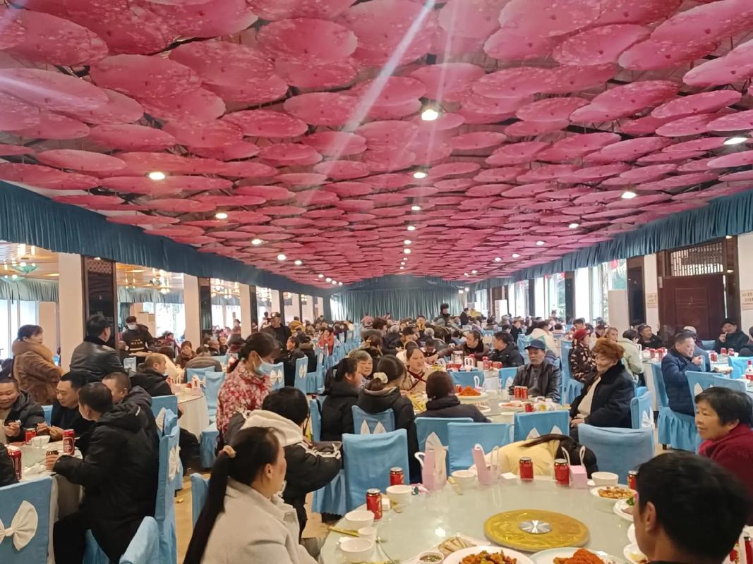 婚宴自助餐抢菜混乱场面