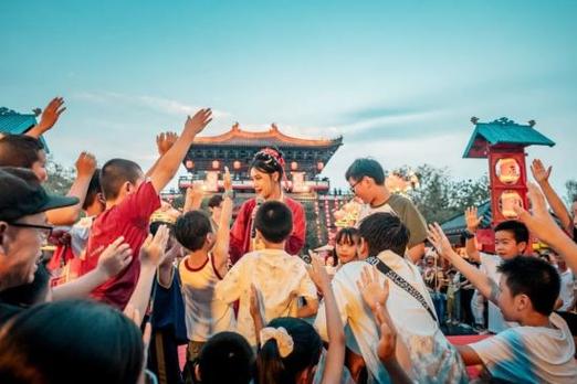 游客与当地人在景点愉快互动