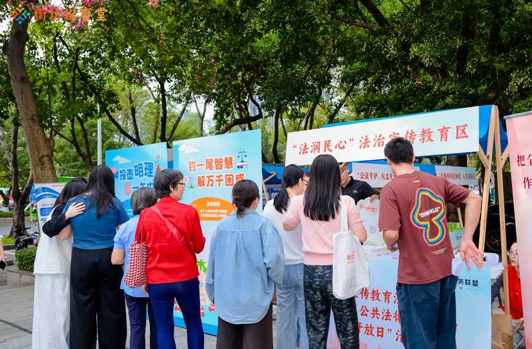 街头社区法治宣传咨询活动现场