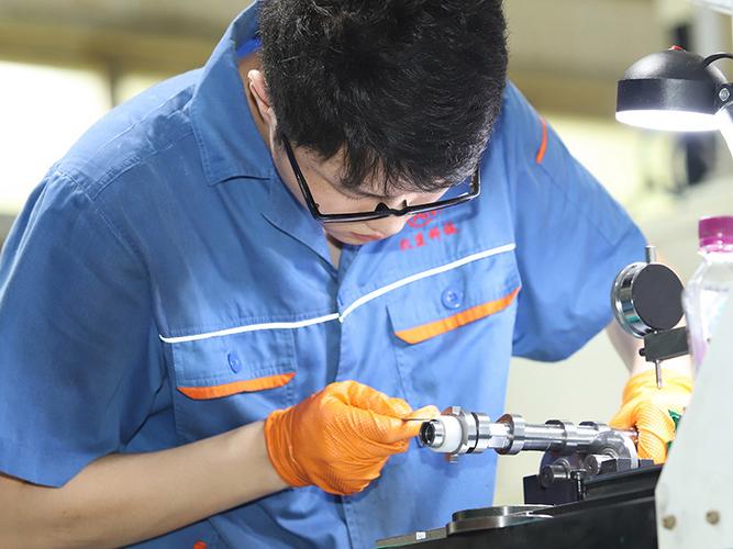专精特新工厂工人手工检测航空紧固件公差