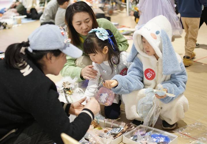 城市小区宝妈交换儿童衣物玩具低碳育儿活动
