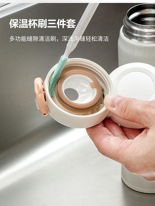 长柄杯刷刷洗加湿器水箱底部接缝特写