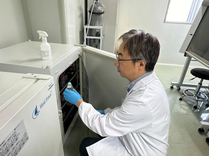 实验室人员从-80℃冰箱取真菌菌株操作实拍