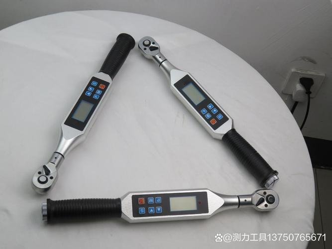 扭力扳手按标准扭矩紧固缸盖螺栓实拍