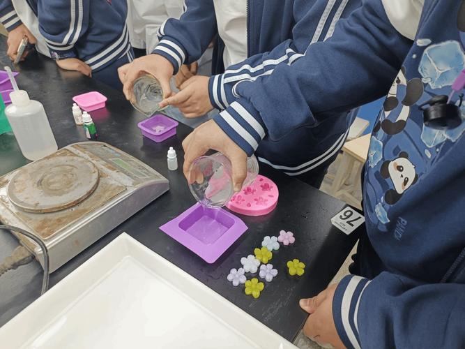 中学化学科普自制肥皂体验活动现场