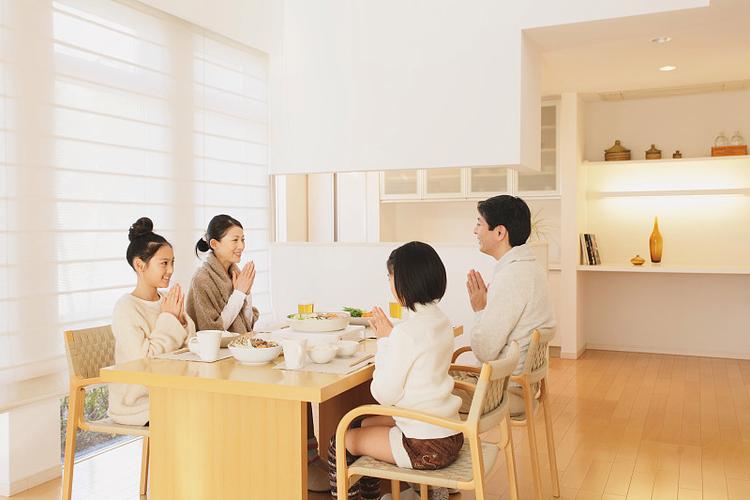 再婚家庭四口客厅吃饭合影